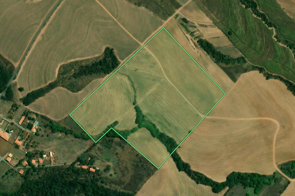 Imagem de satélite do imóvel rural em Piracicaba (SP), com o contorno declarado no CAR desenhado por cima.