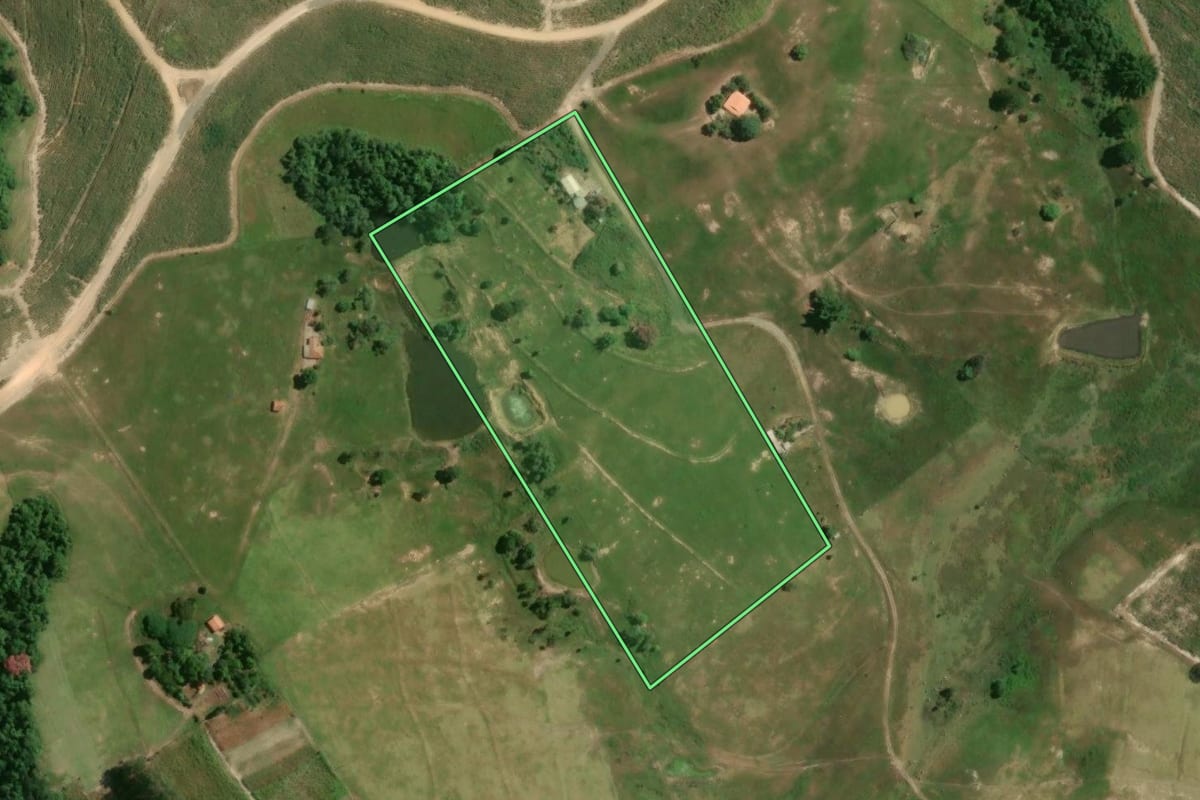 Imagem de satélite do imóvel rural em Piracicaba (SP), com o contorno declarado no CAR desenhado por cima.