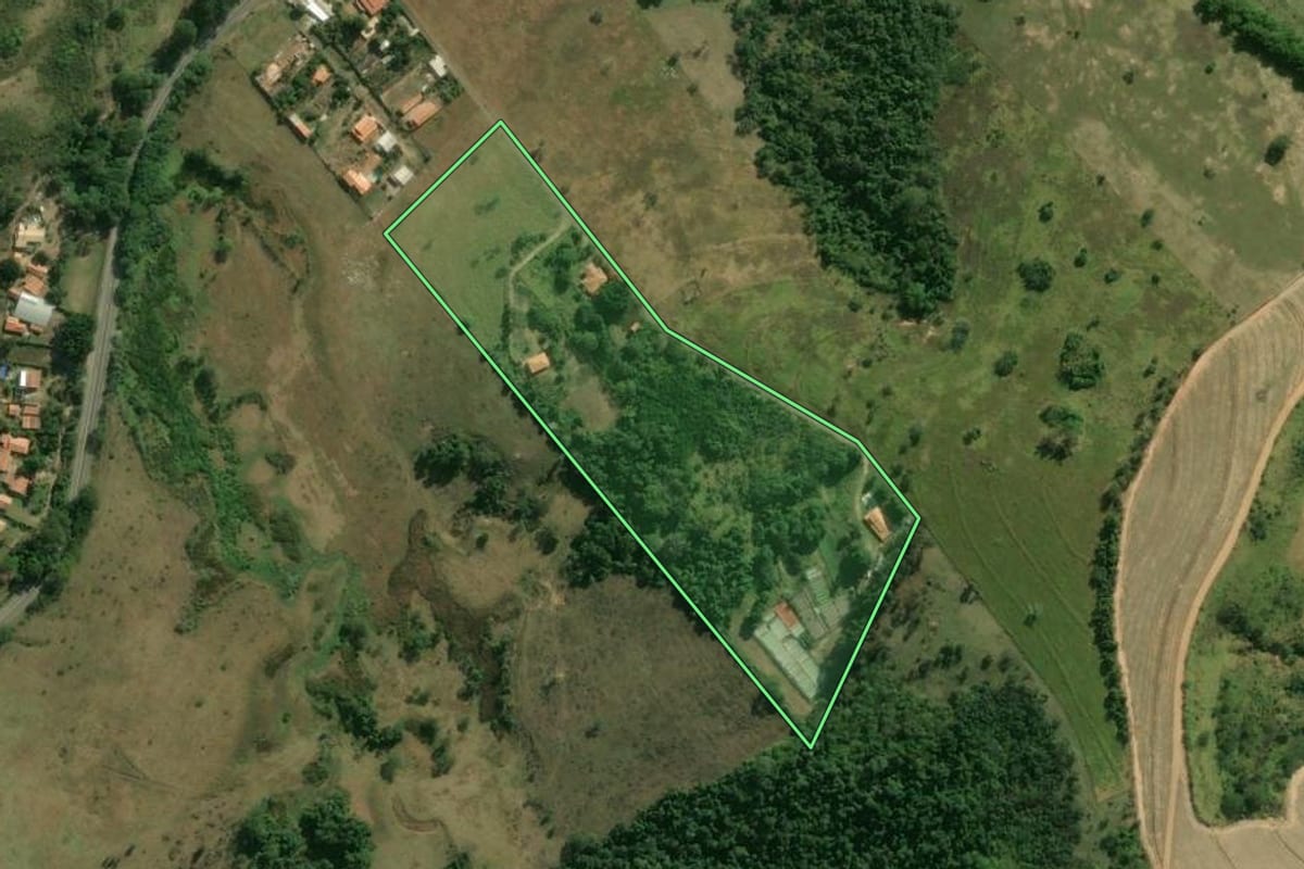 Imagem de satélite do imóvel rural em Piracicaba (SP), com o contorno declarado no CAR desenhado por cima.
