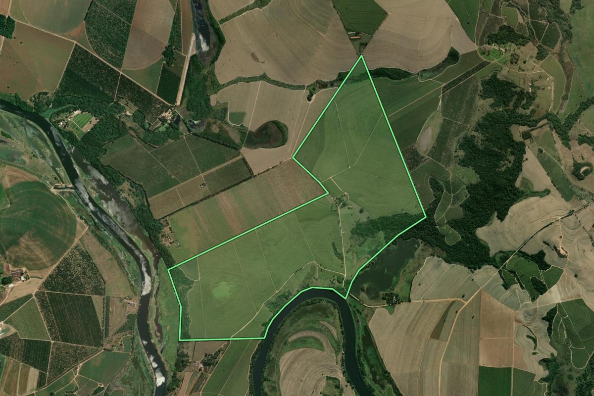 Imagem de satélite do imóvel rural em Piracicaba (SP), com o contorno declarado no CAR desenhado por cima.