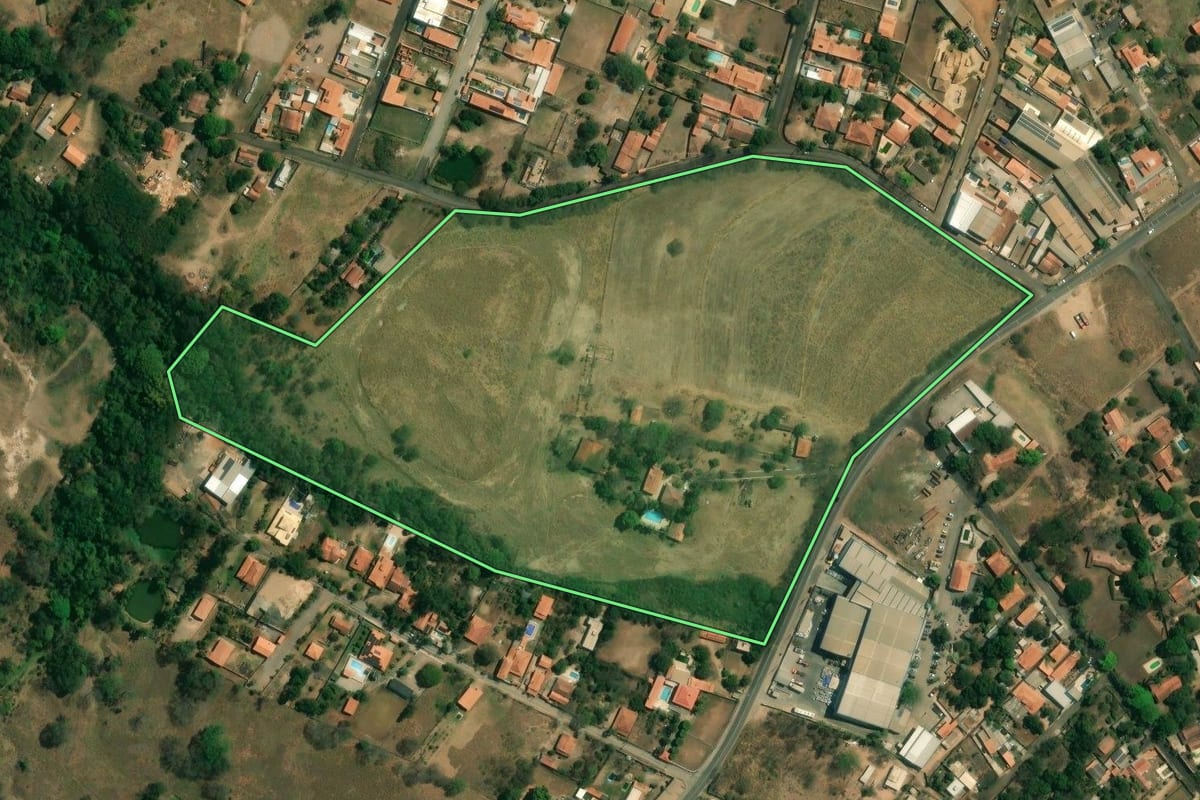 Imagem de satélite do imóvel rural em Piracicaba (SP), com o contorno declarado no CAR desenhado por cima.