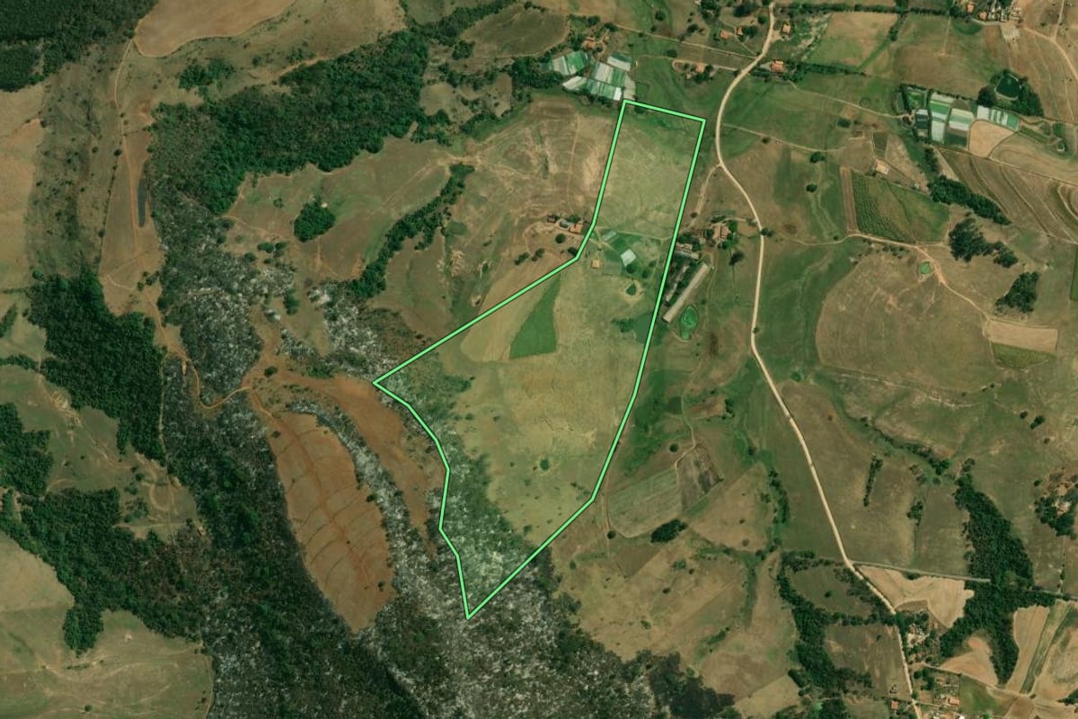 Imagem de satélite do imóvel rural em Piracicaba (SP), com o contorno declarado no CAR desenhado por cima.