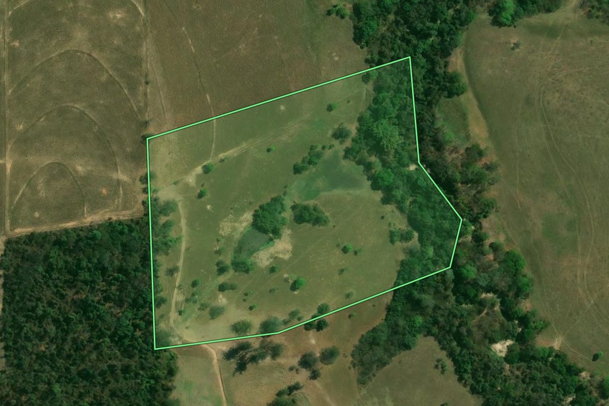 Imagem de satélite do imóvel rural em Piracicaba (SP), com o contorno declarado no CAR desenhado por cima.