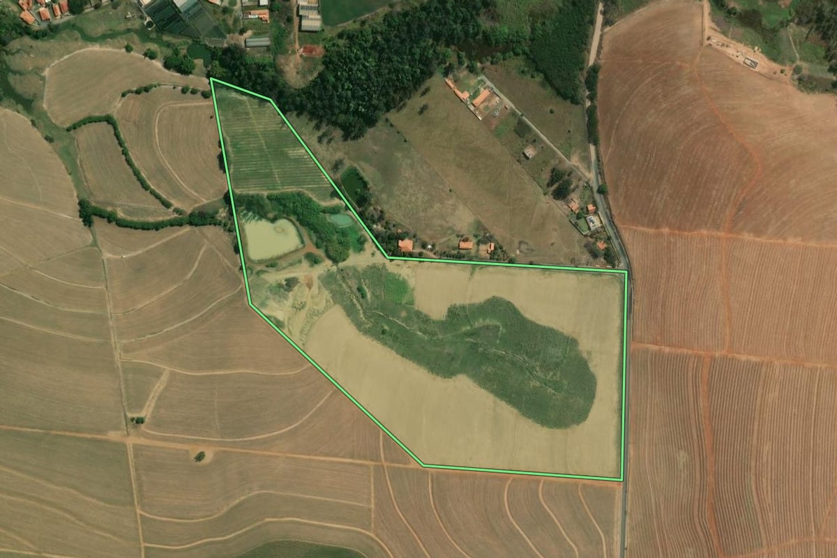 Imagem de satélite do imóvel rural em Piracicaba (SP), com o contorno declarado no CAR desenhado por cima.