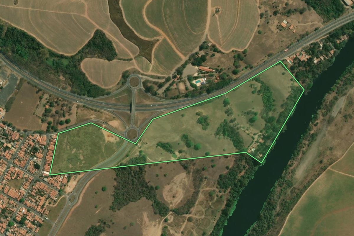 Imagem de satélite do imóvel rural em Piracicaba (SP), com o contorno declarado no CAR desenhado por cima.