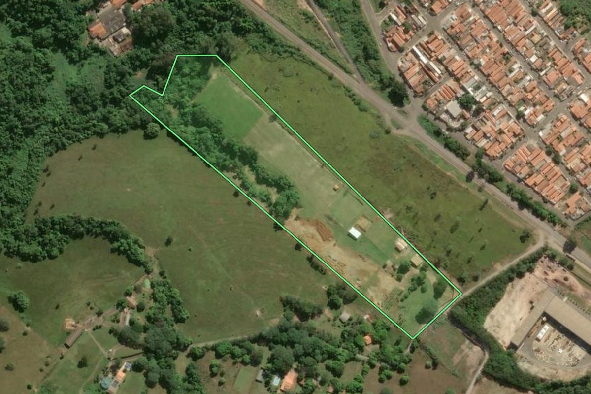 Imagem de satélite do imóvel rural em Piracicaba (SP), com o contorno declarado no CAR desenhado por cima.