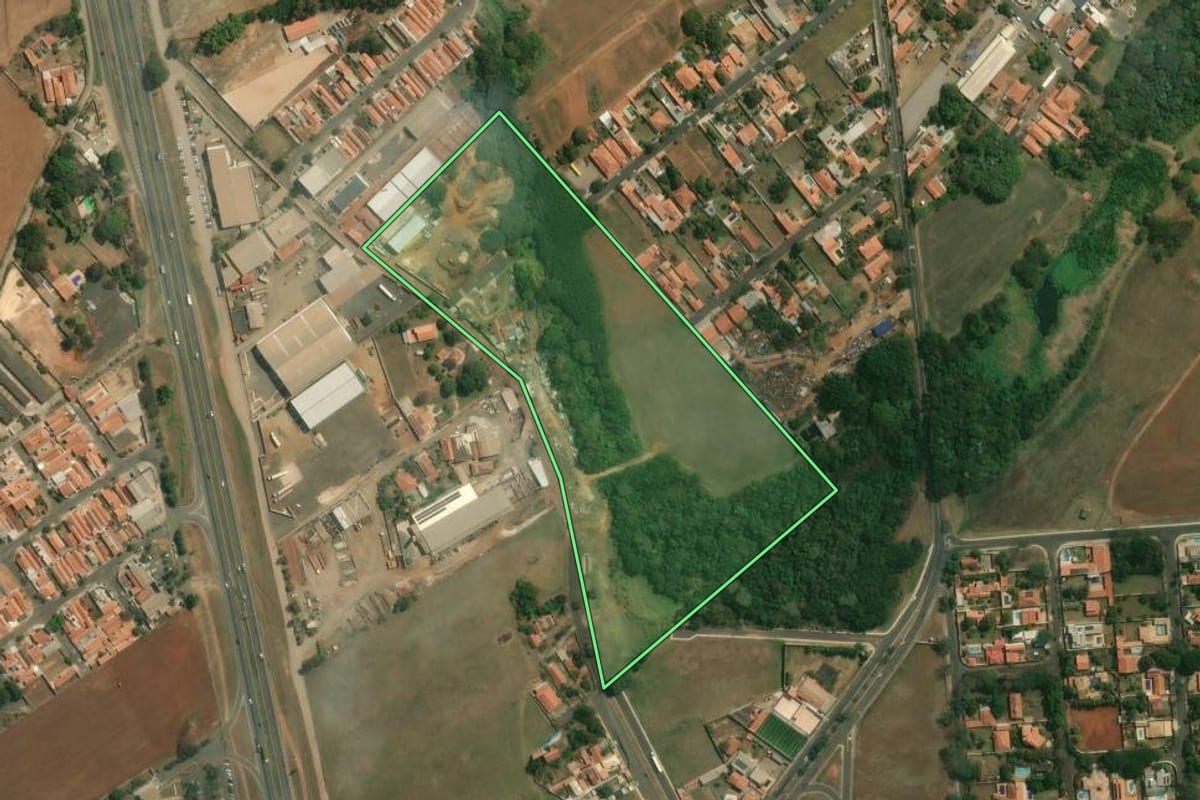 Imagem de satélite do imóvel rural em Piracicaba (SP), com o contorno declarado no CAR desenhado por cima.