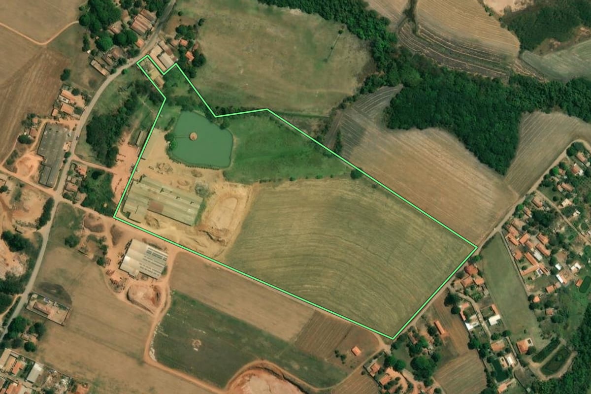 Imagem de satélite do imóvel rural em Piracicaba (SP), com o contorno declarado no CAR desenhado por cima.