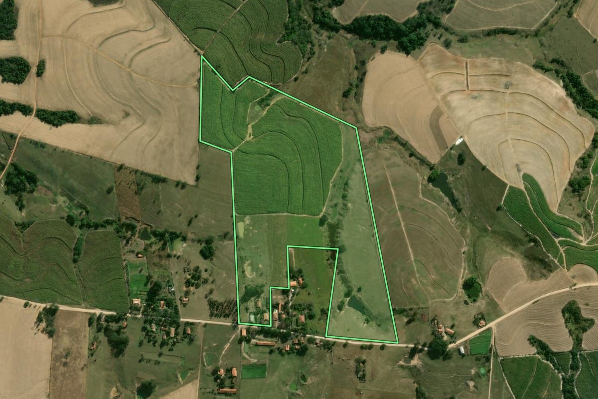 Imagem de satélite do imóvel rural em Piracicaba (SP), com o contorno declarado no CAR desenhado por cima.