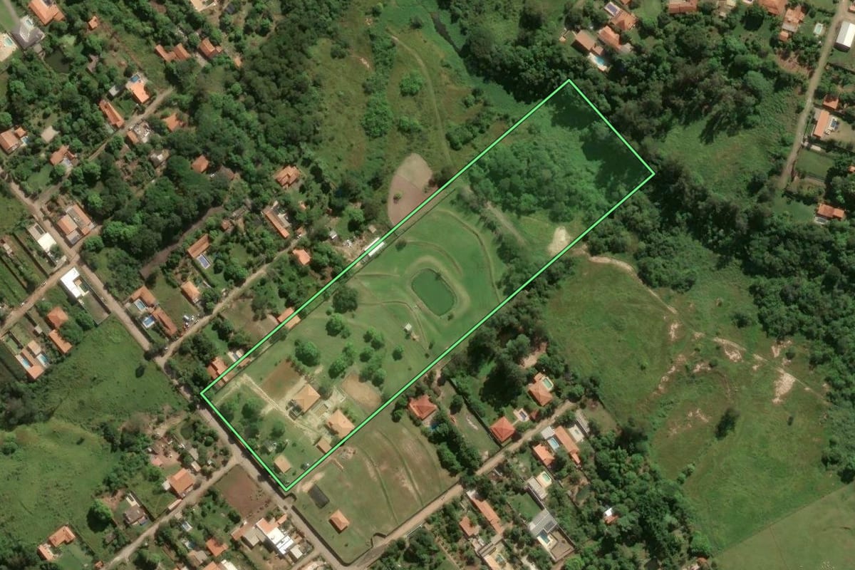 Imagem de satélite do imóvel rural em Piracicaba (SP), com o contorno declarado no CAR desenhado por cima.