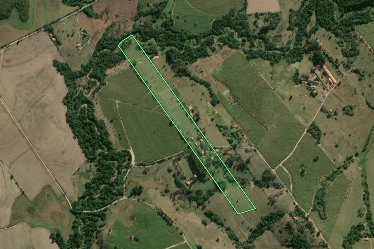 Imagem de satélite do imóvel rural em Piracicaba (SP), com o contorno declarado no CAR desenhado por cima.