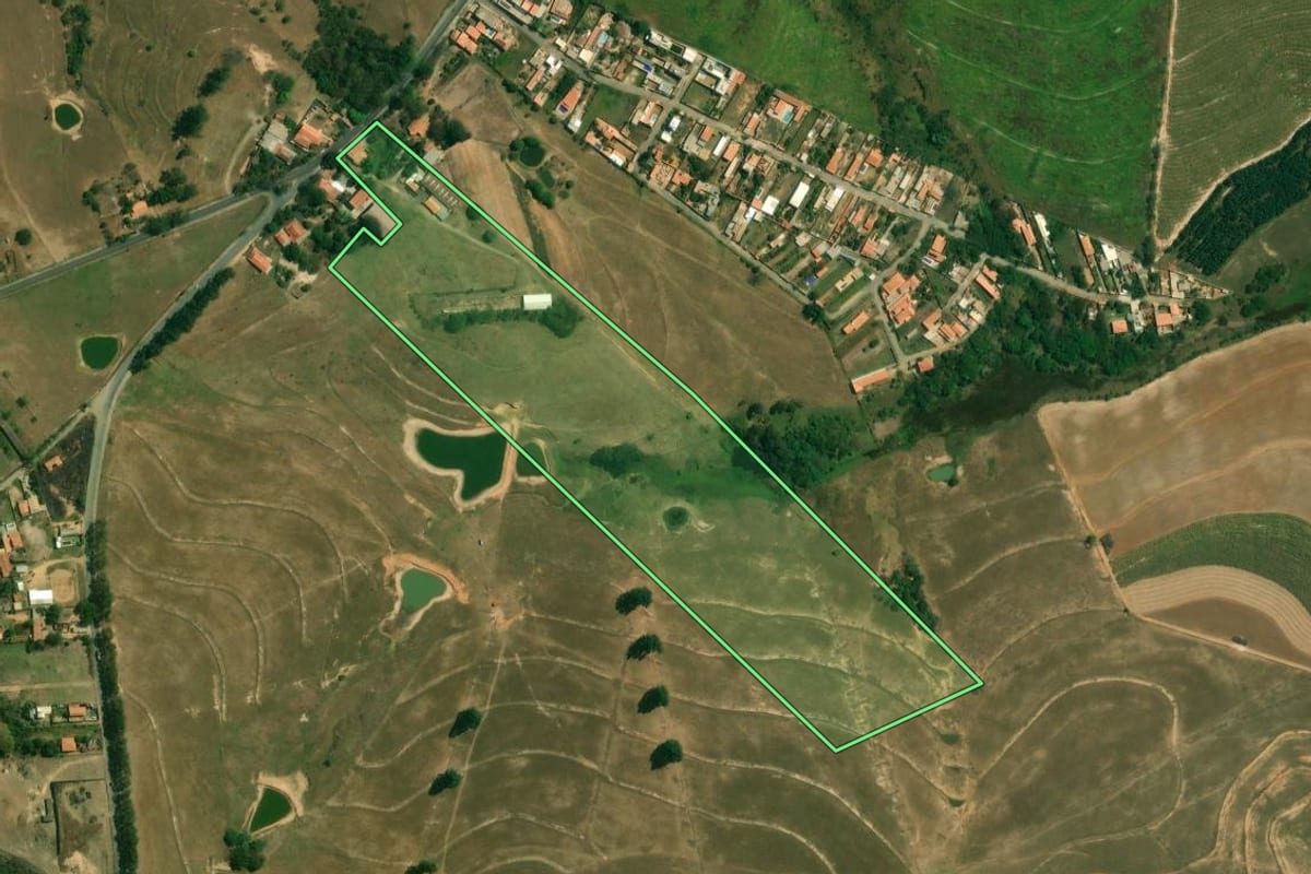 Imagem de satélite do imóvel rural em Piracicaba (SP), com o contorno declarado no CAR desenhado por cima.