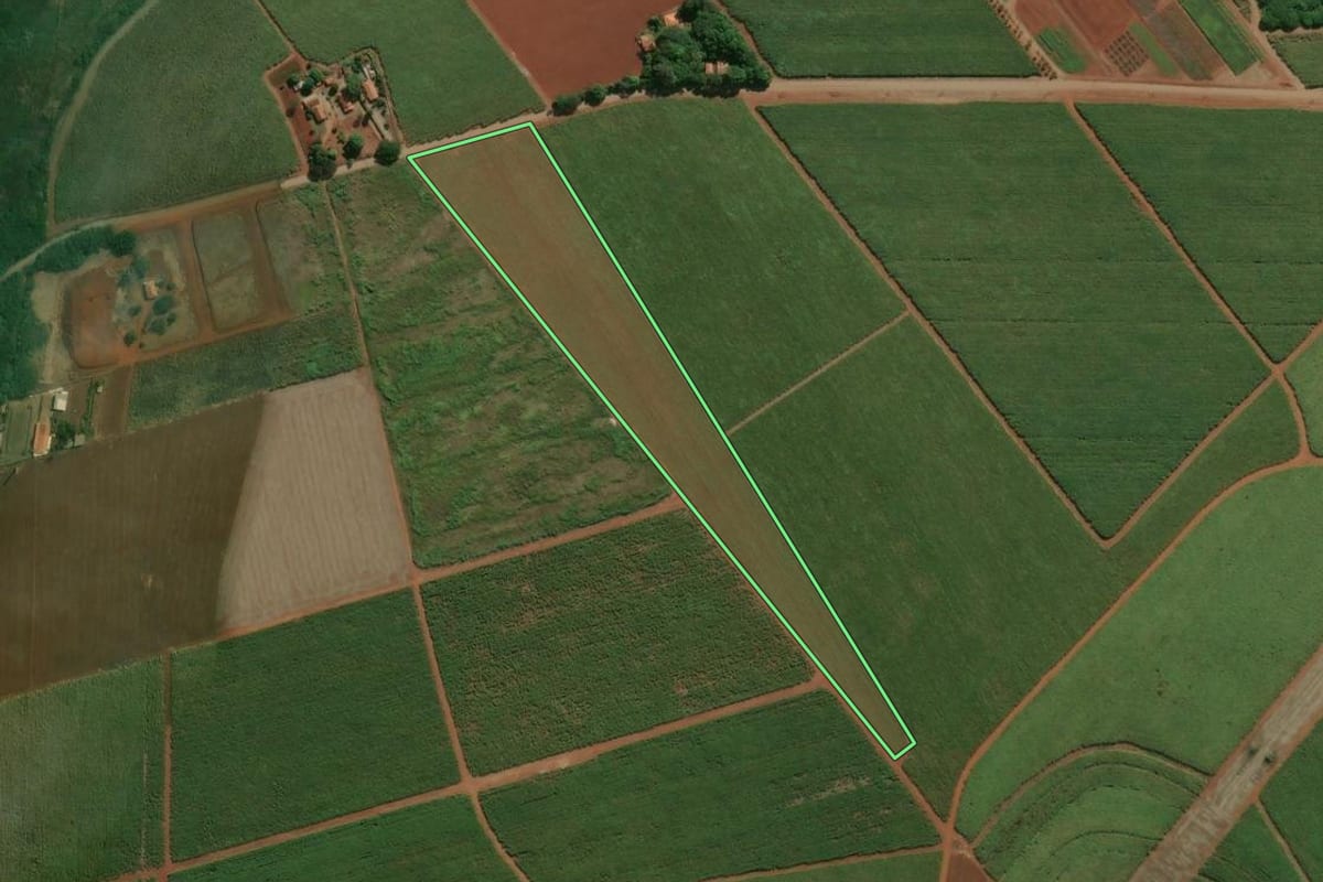 Imagem de satélite do imóvel rural em Piracicaba (SP), com o contorno declarado no CAR desenhado por cima.