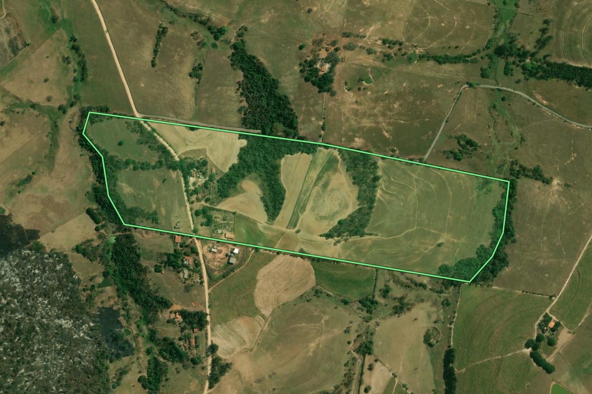 Imagem de satélite do imóvel rural em Piracicaba (SP), com o contorno declarado no CAR desenhado por cima.