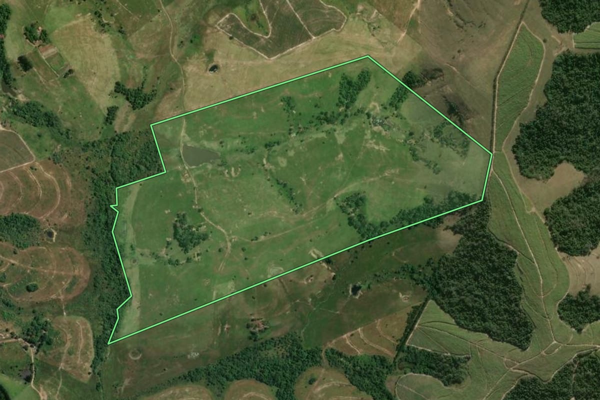 Imagem de satélite do imóvel rural em Piracicaba (SP), com o contorno declarado no CAR desenhado por cima.
