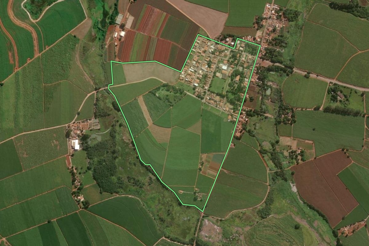 Imagem de satélite do imóvel rural em Piracicaba (SP), com o contorno declarado no CAR desenhado por cima.