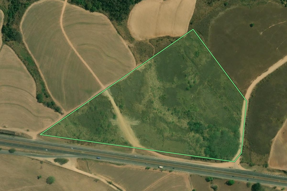 Imagem de satélite do imóvel rural em Piracicaba (SP), com o contorno declarado no CAR desenhado por cima.