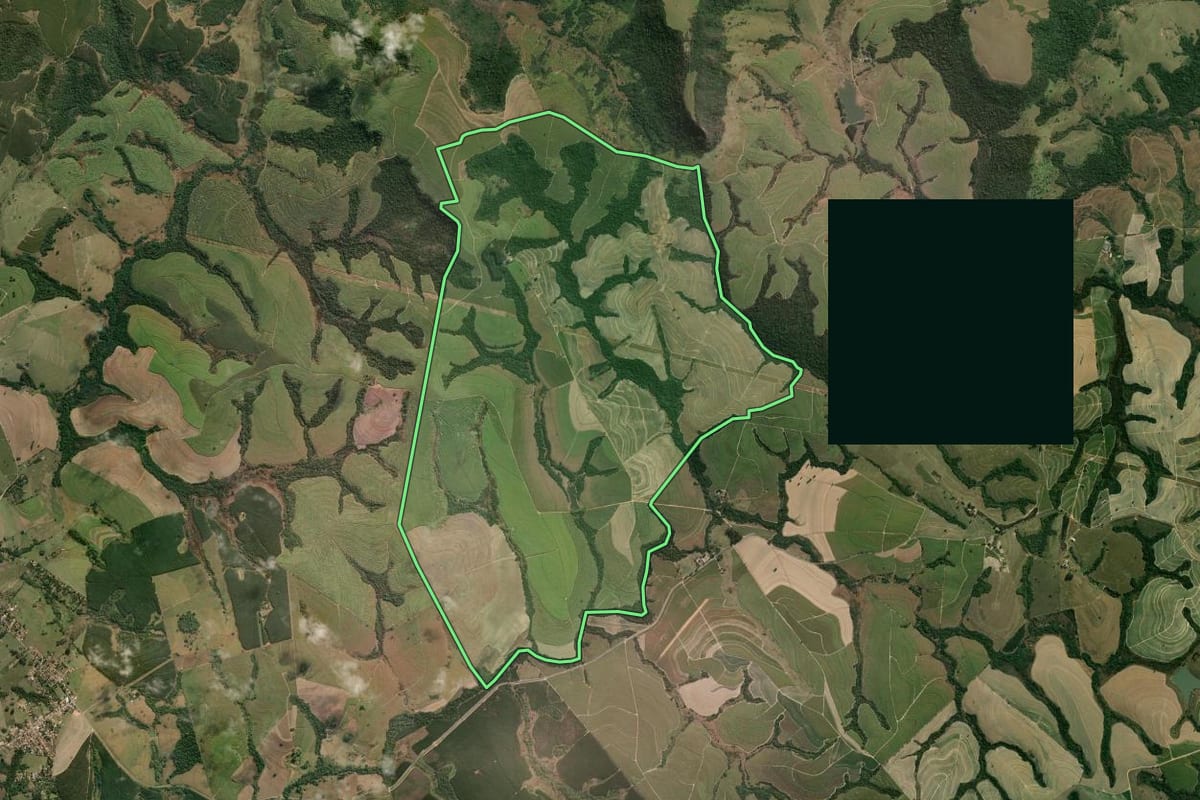 Imagem de satélite do imóvel rural em Piracicaba (SP), com o contorno declarado no CAR desenhado por cima.