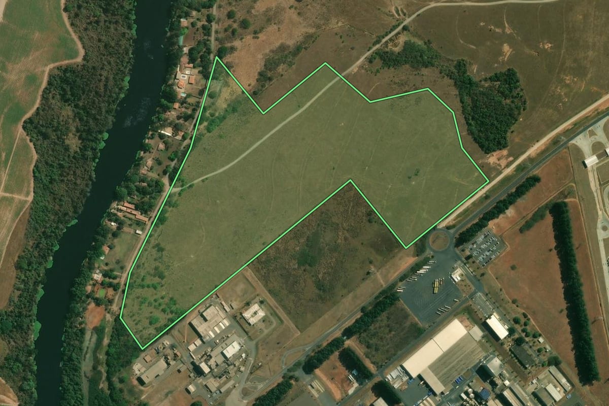 Imagem de satélite do imóvel rural em Piracicaba (SP), com o contorno declarado no CAR desenhado por cima.