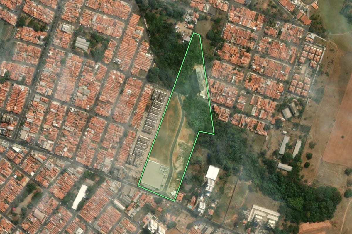 Imagem de satélite do imóvel rural em Piracicaba (SP), com o contorno declarado no CAR desenhado por cima.