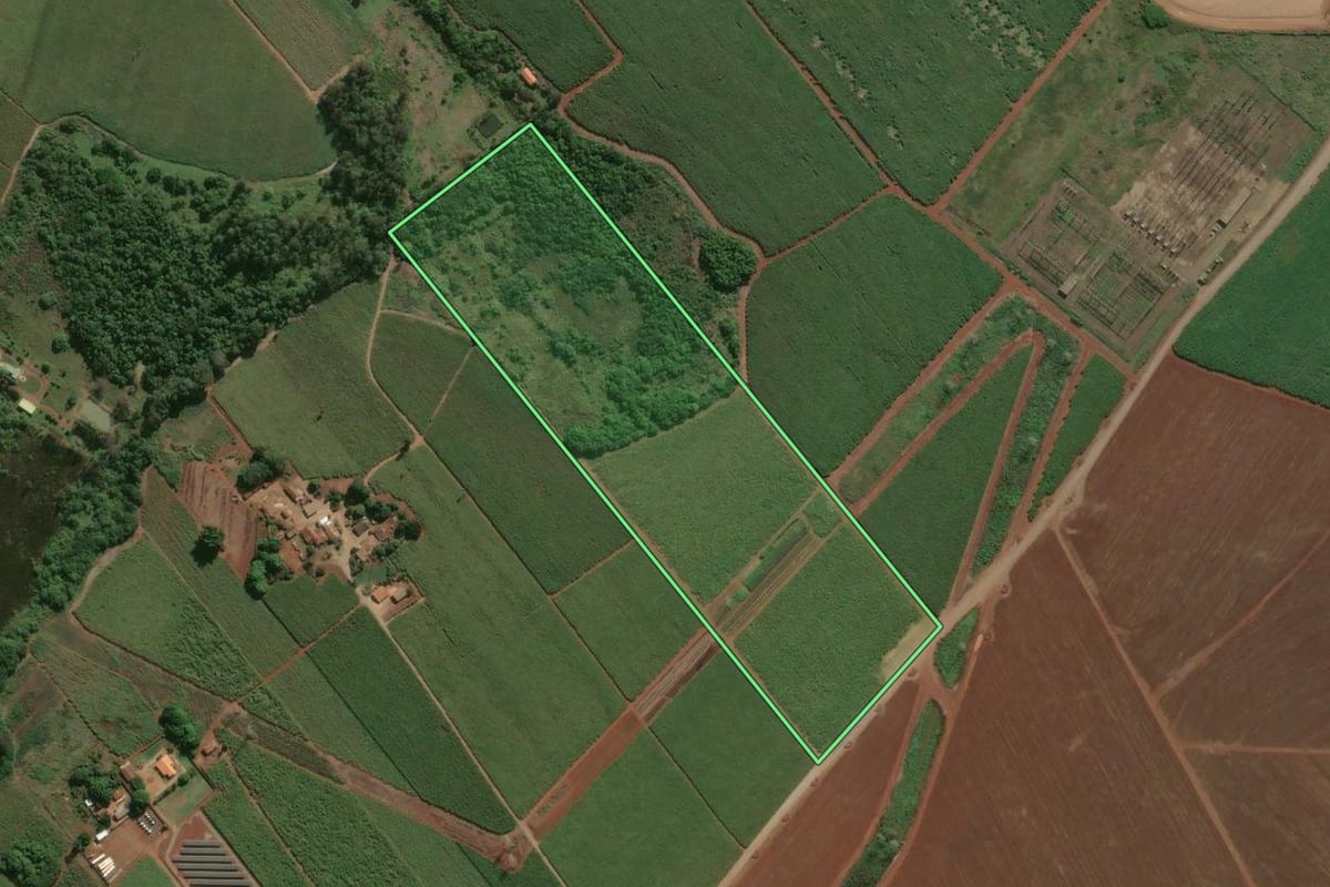 Imagem de satélite do imóvel rural em Piracicaba (SP), com o contorno declarado no CAR desenhado por cima.