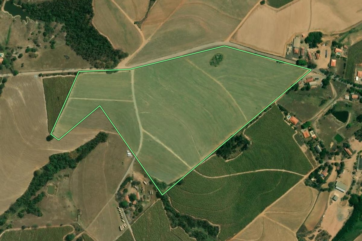 Imagem de satélite do imóvel rural em Piracicaba (SP), com o contorno declarado no CAR desenhado por cima.