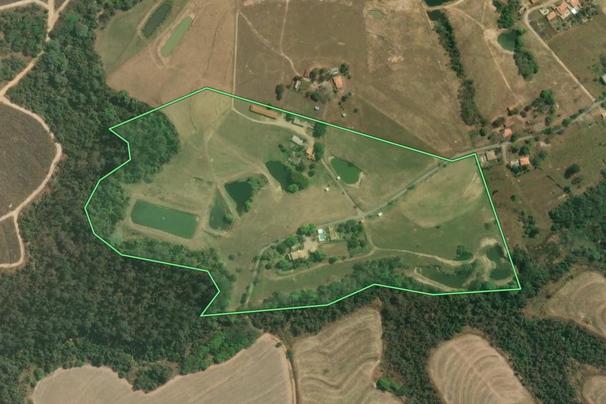 Imagem de satélite do imóvel rural em Piracicaba (SP), com o contorno declarado no CAR desenhado por cima.
