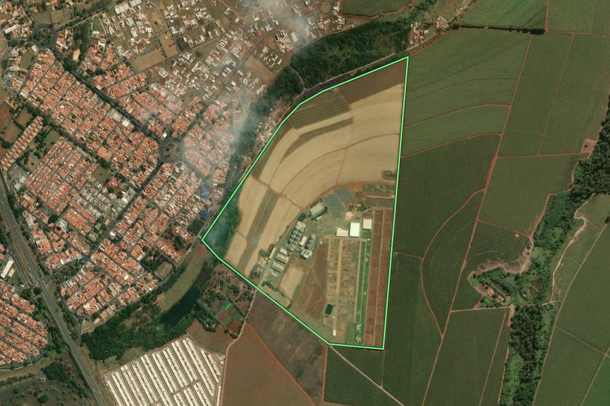 Imagem de satélite do imóvel rural em Piracicaba (SP), com o contorno declarado no CAR desenhado por cima.