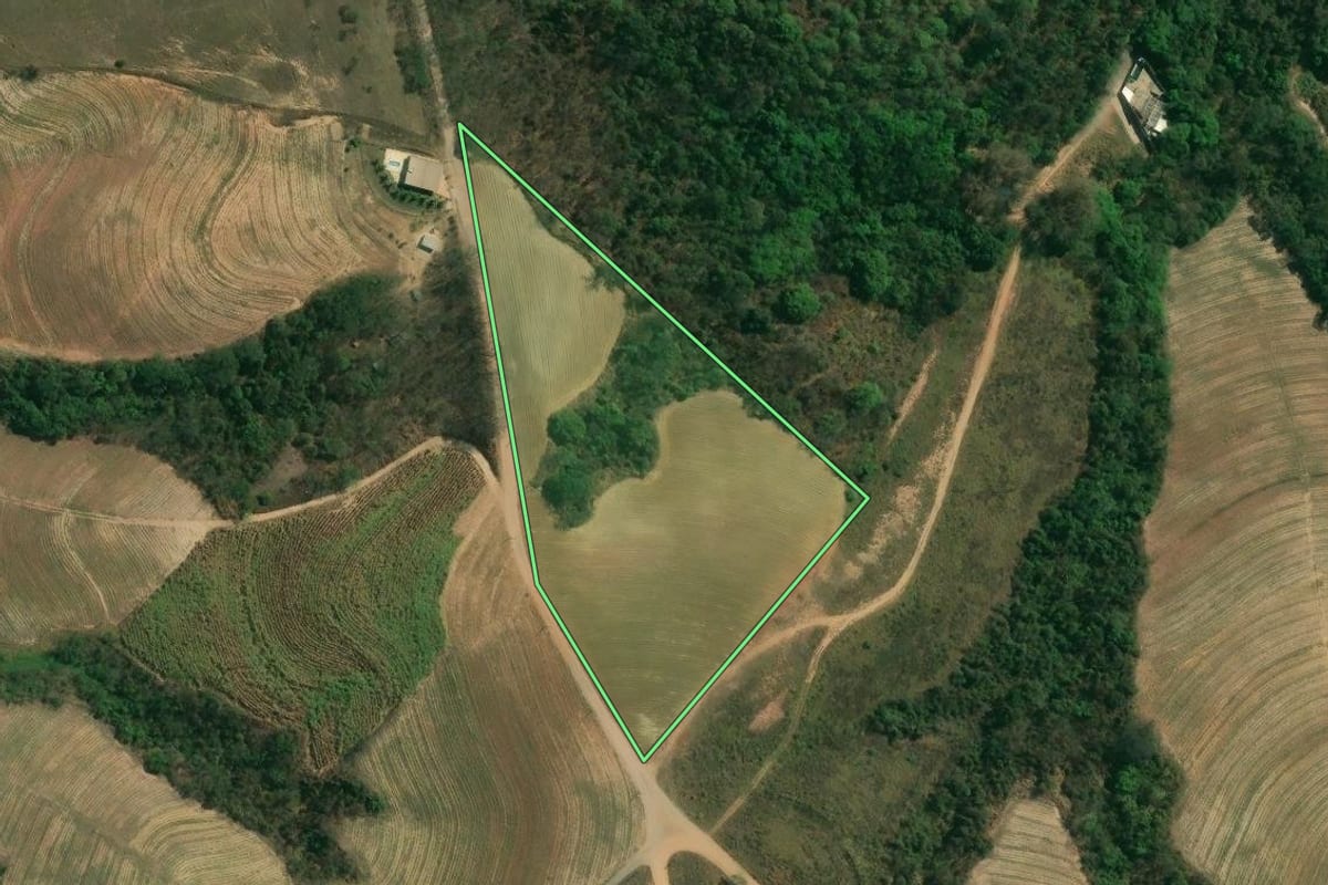 Imagem de satélite do imóvel rural em Piracicaba (SP), com o contorno declarado no CAR desenhado por cima.