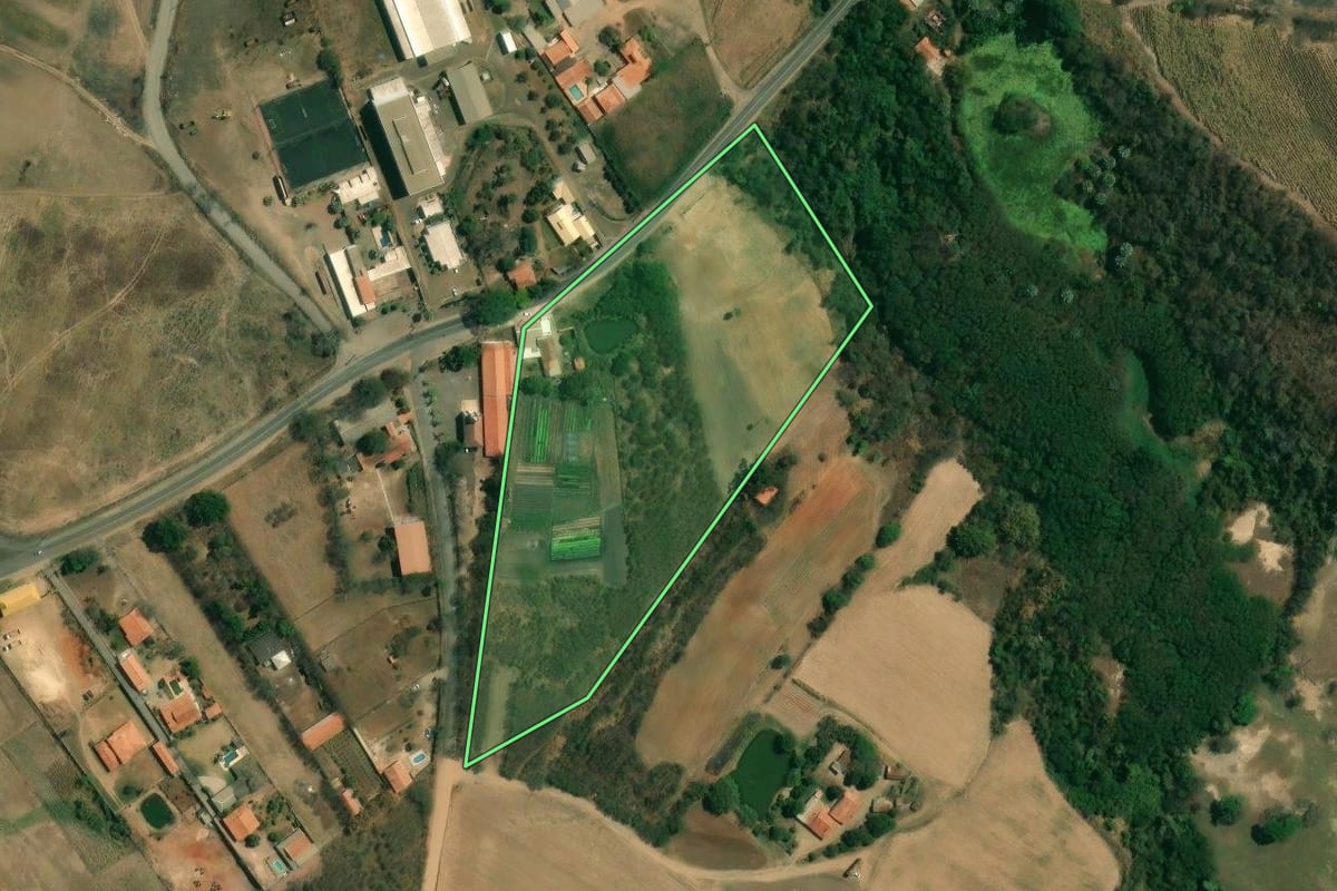 Imagem de satélite do imóvel rural em Piracicaba (SP), com o contorno declarado no CAR desenhado por cima.