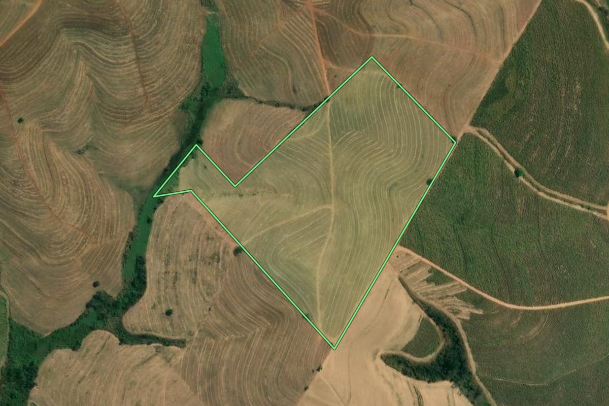 Imagem de satélite do imóvel rural em Piracicaba (SP), com o contorno declarado no CAR desenhado por cima.