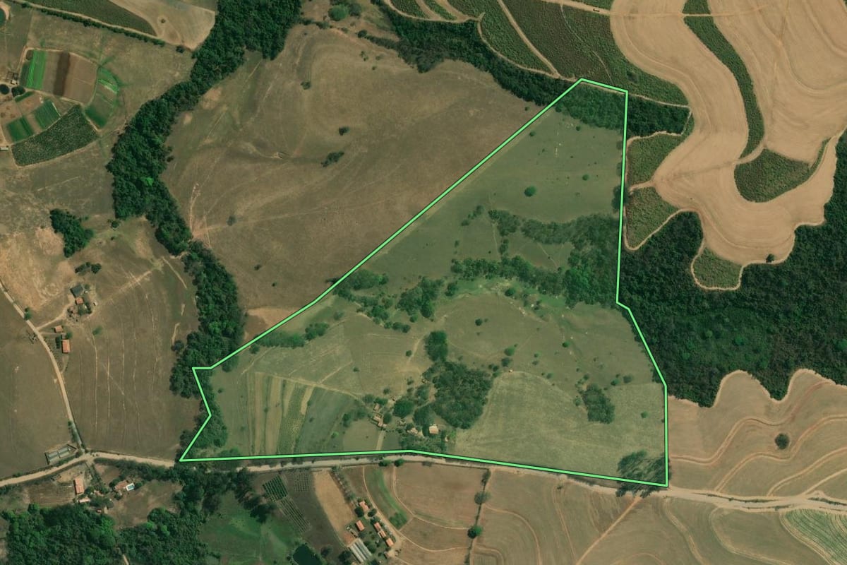 Imagem de satélite do imóvel rural em Piracicaba (SP), com o contorno declarado no CAR desenhado por cima.