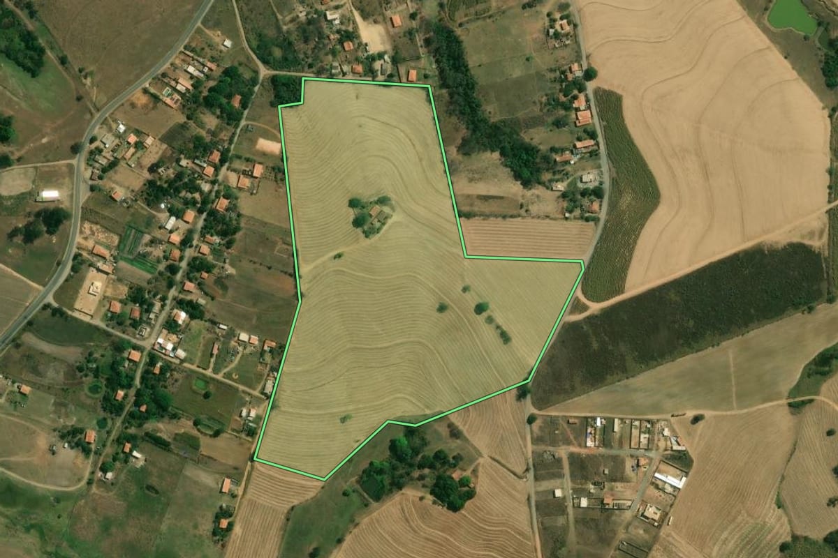 Imagem de satélite do imóvel rural em Piracicaba (SP), com o contorno declarado no CAR desenhado por cima.