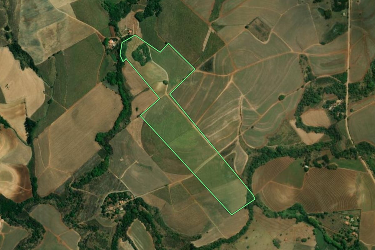 Imagem de satélite do imóvel rural em Piracicaba (SP), com o contorno declarado no CAR desenhado por cima.