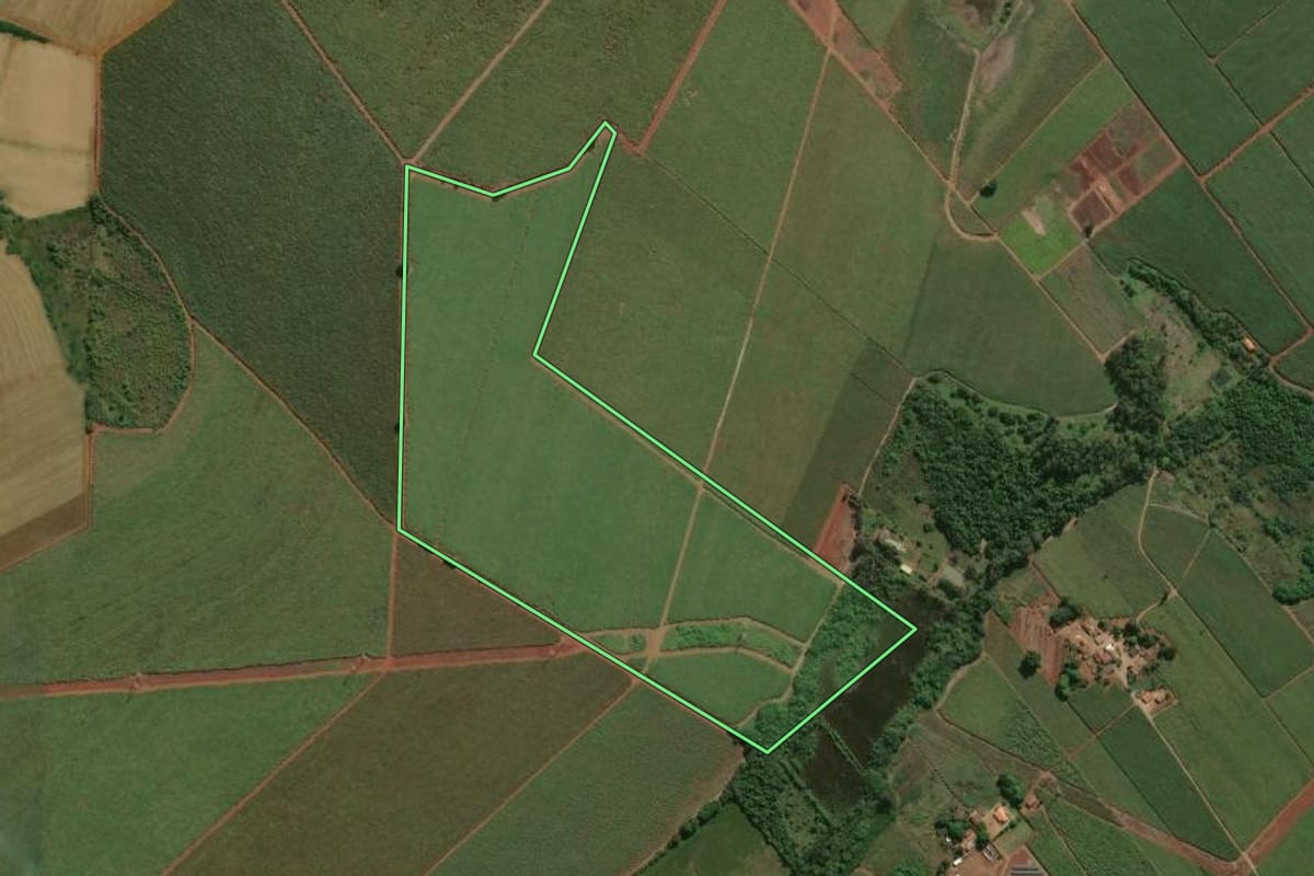 Imagem de satélite do imóvel rural em Piracicaba (SP), com o contorno declarado no CAR desenhado por cima.