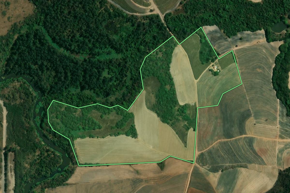 Imagem de satélite do imóvel rural em Piracicaba (SP), com o contorno declarado no CAR desenhado por cima.