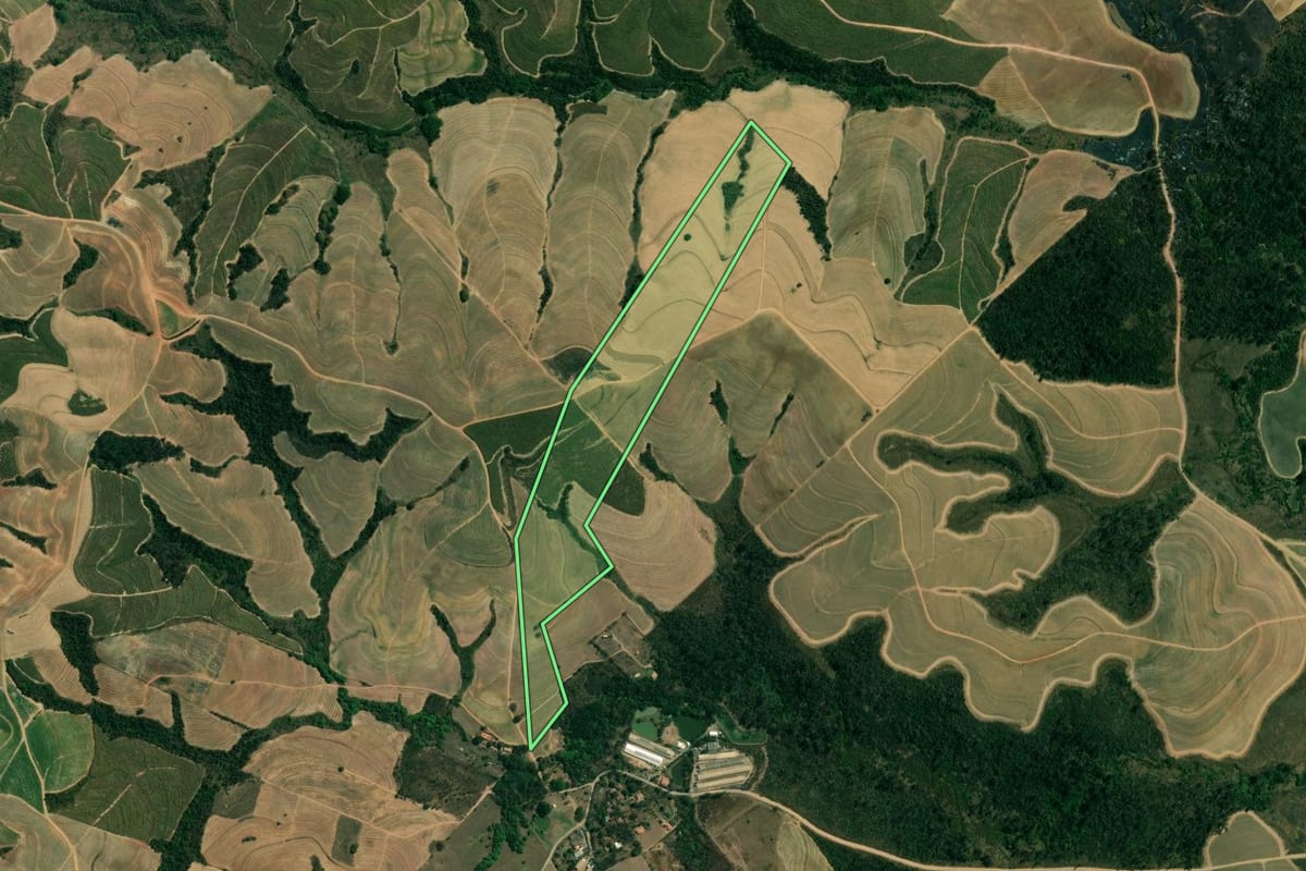 Imagem de satélite do imóvel rural em Piracicaba (SP), com o contorno declarado no CAR desenhado por cima.