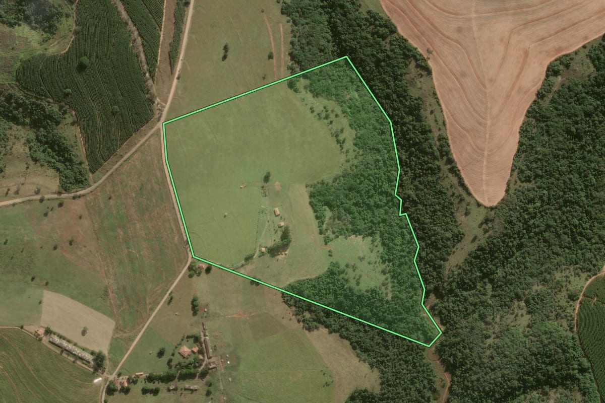 Imagem de satélite do imóvel rural em Piracicaba (SP), com o contorno declarado no CAR desenhado por cima.