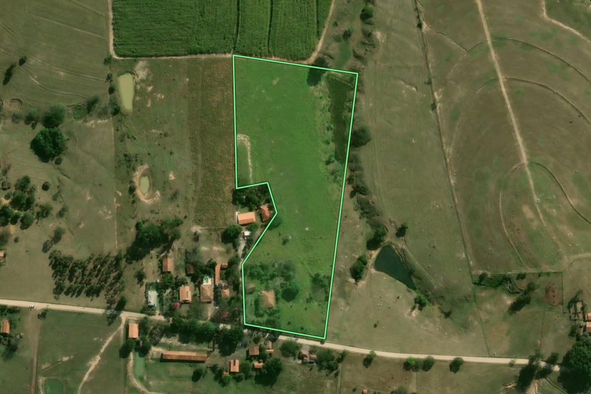 Imagem de satélite do imóvel rural em Piracicaba (SP), com o contorno declarado no CAR desenhado por cima.