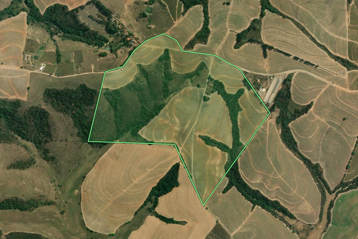 Imagem de satélite do imóvel rural em Piracicaba (SP), com o contorno declarado no CAR desenhado por cima.