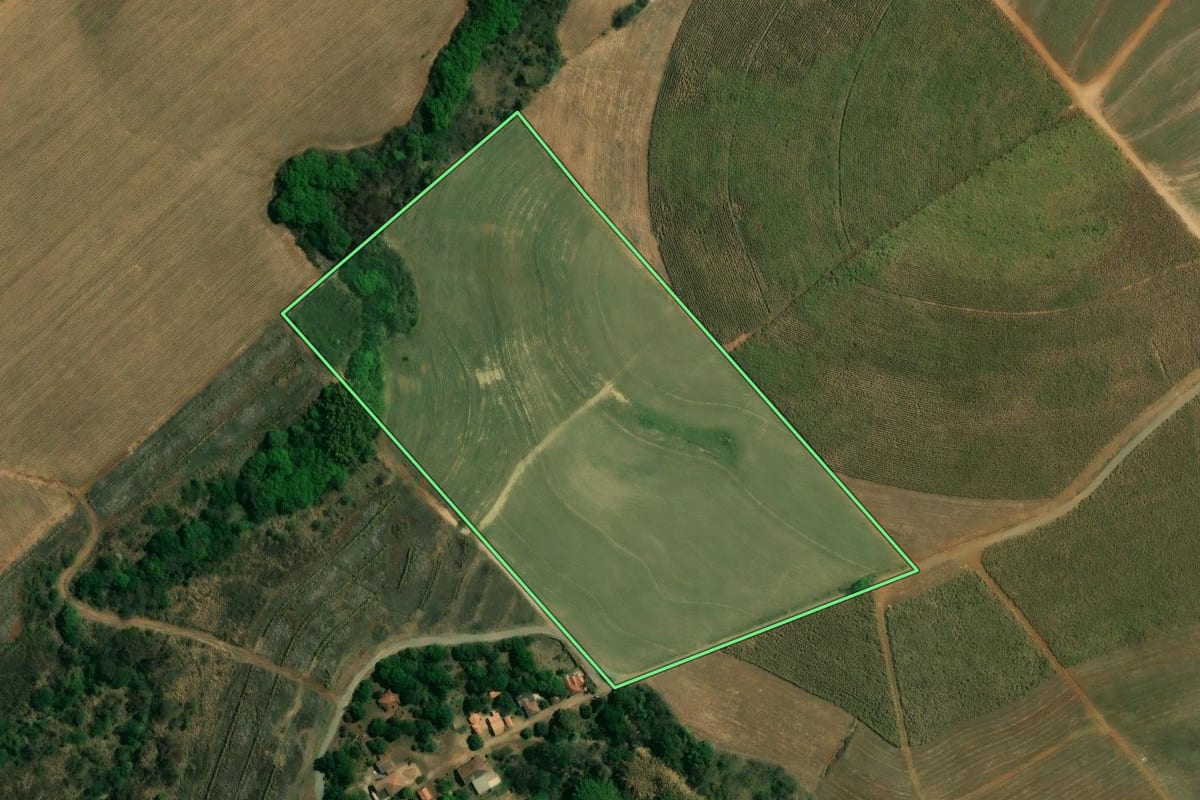Imagem de satélite do imóvel rural em Piracicaba (SP), com o contorno declarado no CAR desenhado por cima.