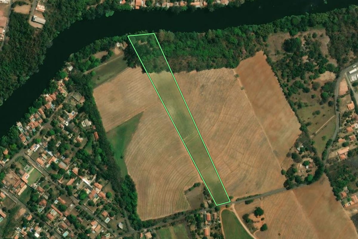 Imagem de satélite do imóvel rural em Piracicaba (SP), com o contorno declarado no CAR desenhado por cima.