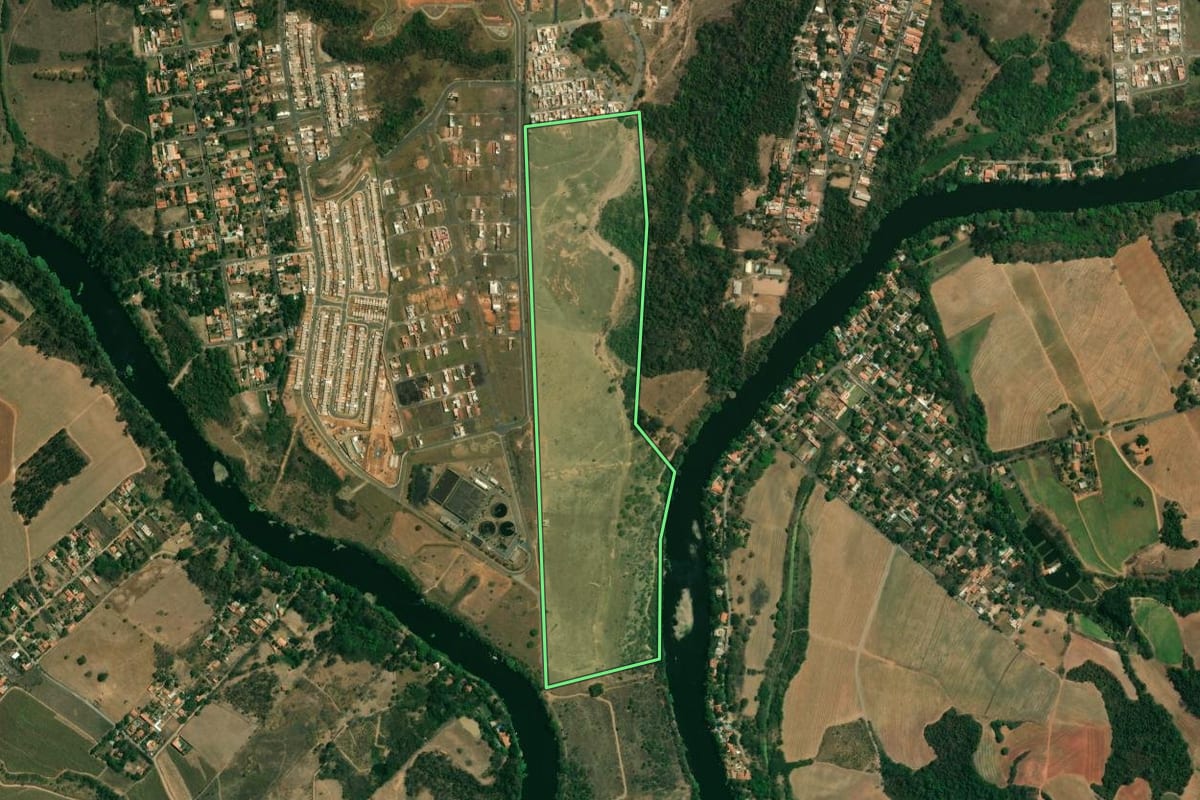 Imagem de satélite do imóvel rural em Piracicaba (SP), com o contorno declarado no CAR desenhado por cima.