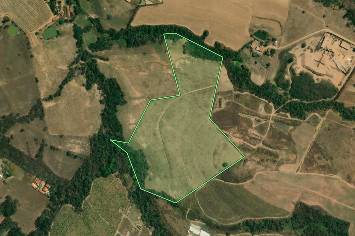 Imagem de satélite do imóvel rural em Piracicaba (SP), com o contorno declarado no CAR desenhado por cima.