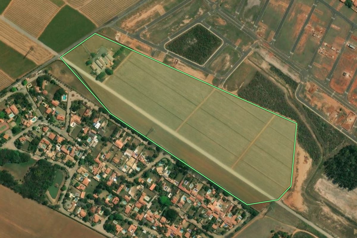 Imagem de satélite do imóvel rural em Piracicaba (SP), com o contorno declarado no CAR desenhado por cima.