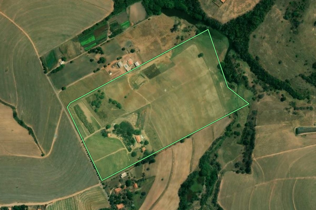 Imagem de satélite do imóvel rural em Piracicaba (SP), com o contorno declarado no CAR desenhado por cima.