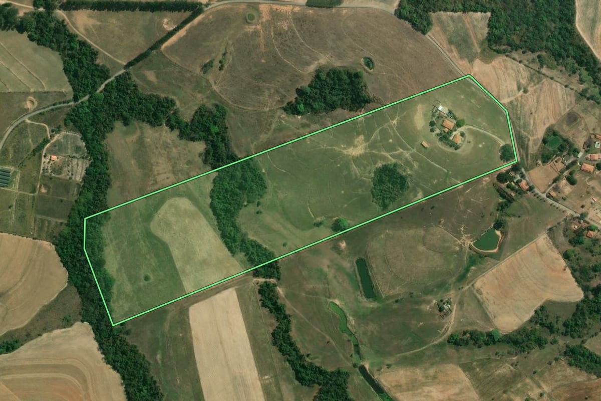 Imagem de satélite do imóvel rural em Piracicaba (SP), com o contorno declarado no CAR desenhado por cima.