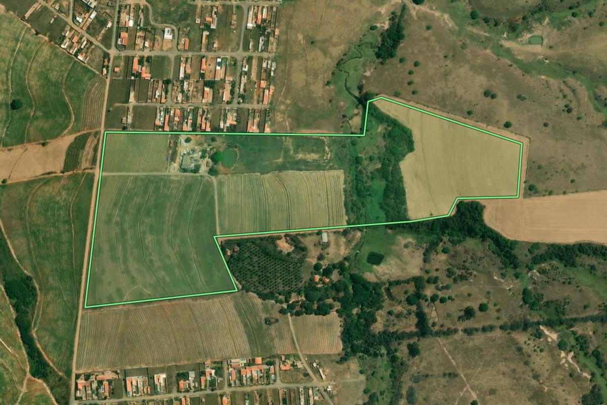 Imagem de satélite do imóvel rural em Piracicaba (SP), com o contorno declarado no CAR desenhado por cima.