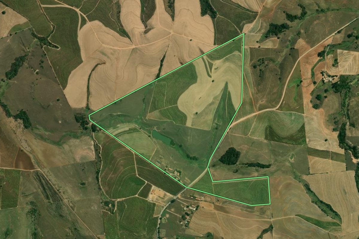 Imagem de satélite do imóvel rural em Piracicaba (SP), com o contorno declarado no CAR desenhado por cima.