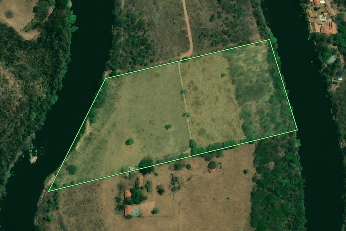 Imagem de satélite do imóvel rural em Piracicaba (SP), com o contorno declarado no CAR desenhado por cima.